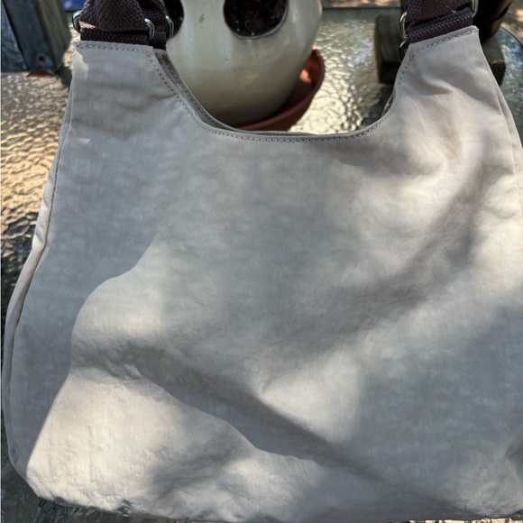 Kipling Cream and Brown Shoulder Bag with Slouchy Design - Picture 6 of 12